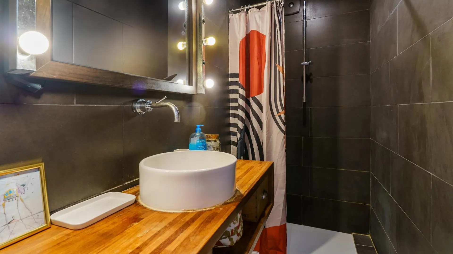 Contemporary 1Bd Apartment Hopital Saint Louis París Francia