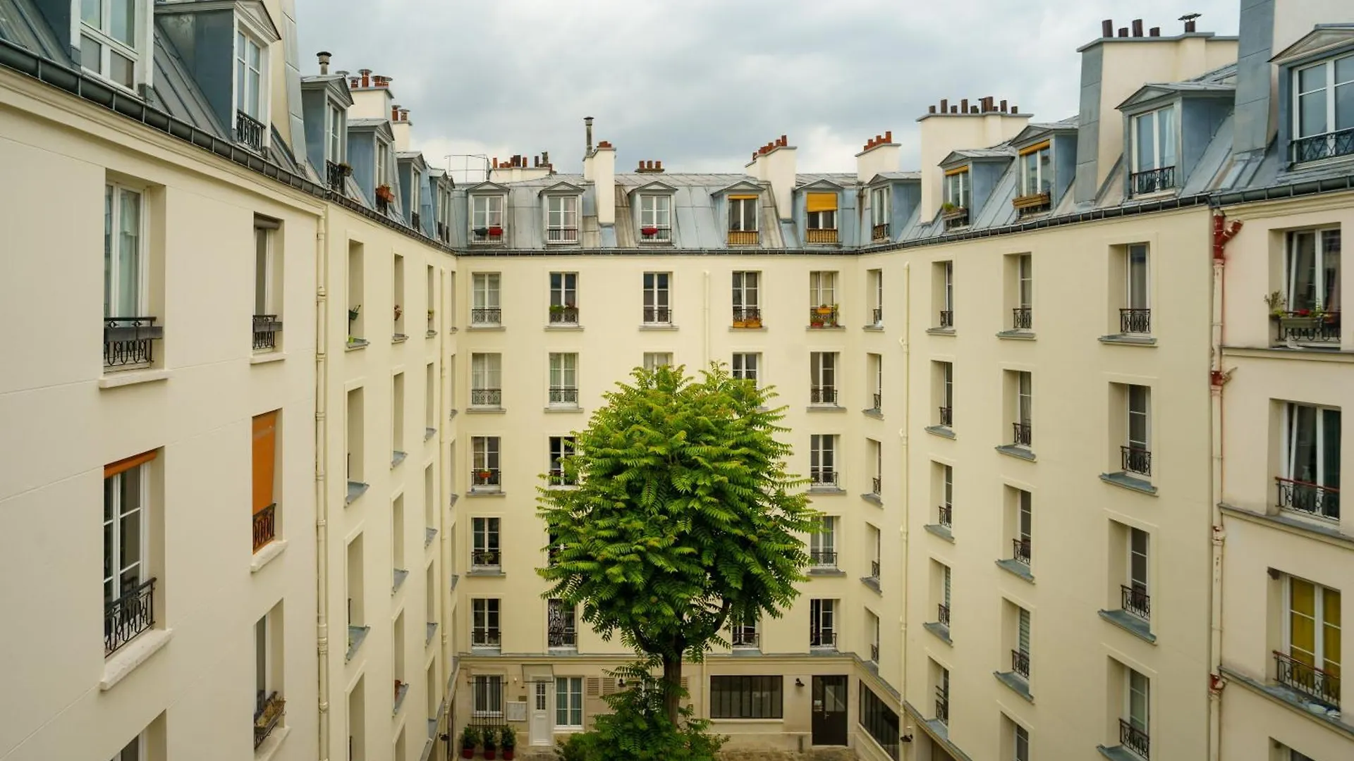 Contemporary 1Bd Apartment Hopital Saint Louis Paris França